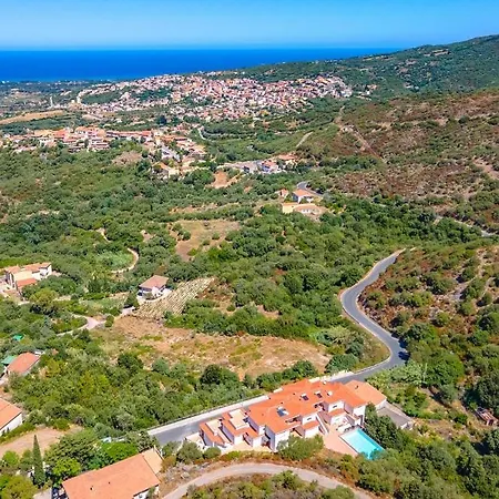 Suono Del Blu In Un Con Piscina A Apartmán Badesi