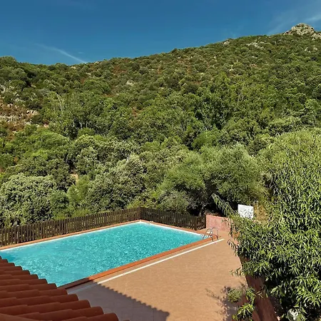 Suono Del Blu In Un Con Piscina A * Badesi